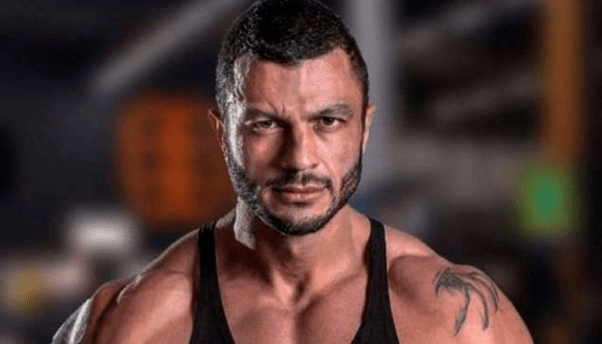 Cleber bambam - ganhador da primeira edição do big brother brasil